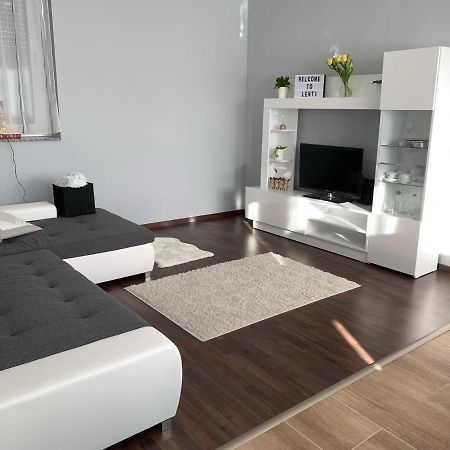 Modern Two Bedroom Flat With Balcony Ленти Екстериор снимка