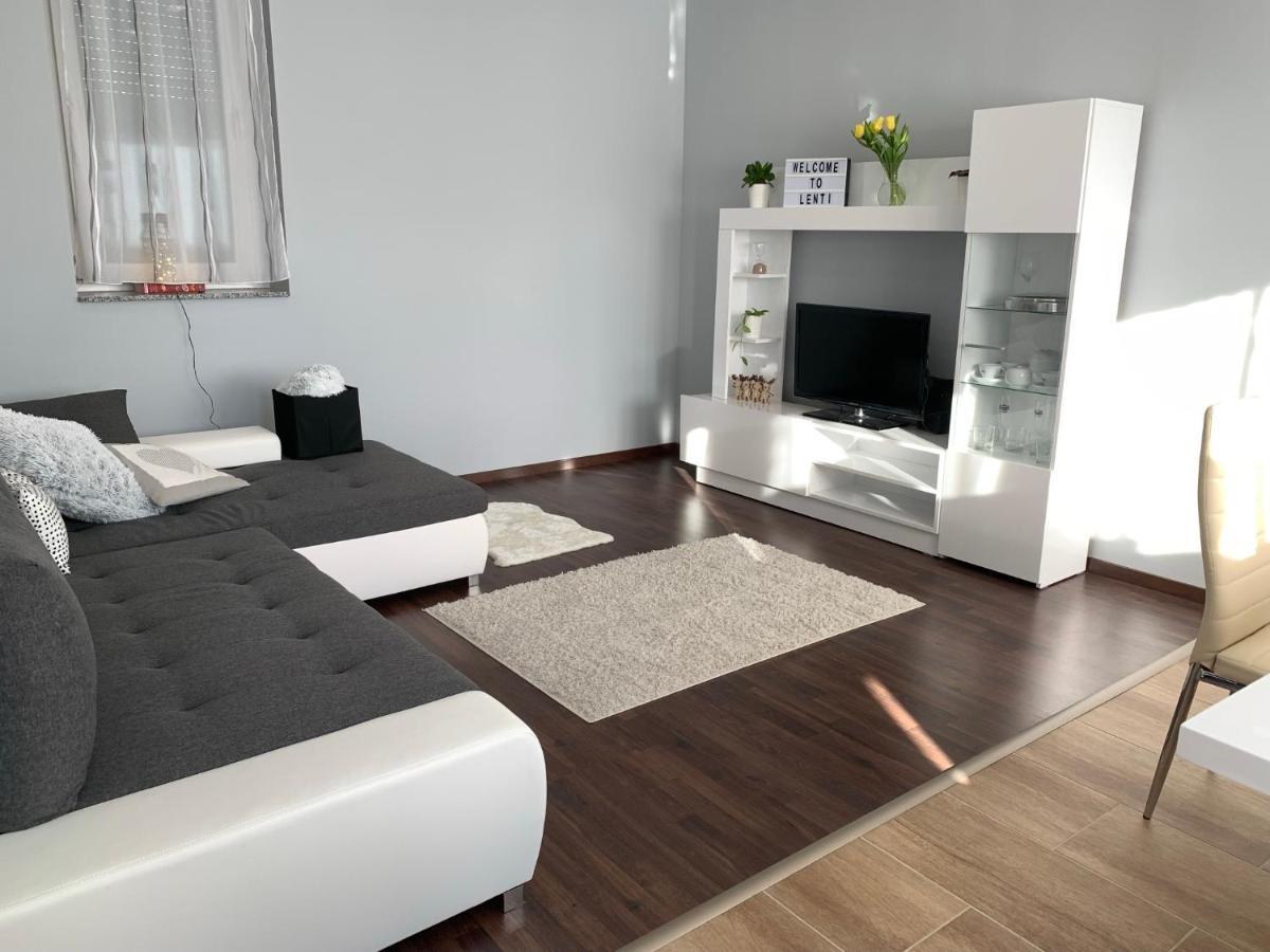 Modern Two Bedroom Flat With Balcony Ленти Екстериор снимка