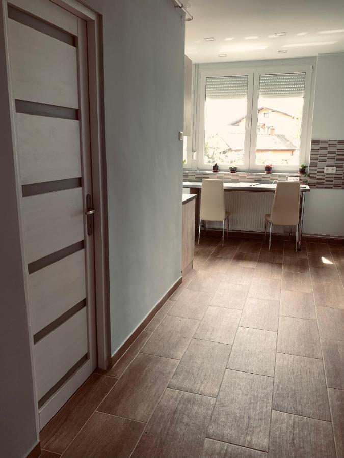 Modern Two Bedroom Flat With Balcony Ленти Екстериор снимка
