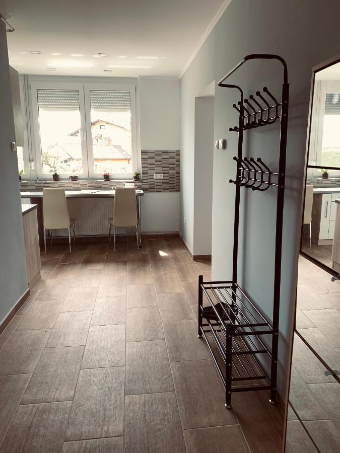 Modern Two Bedroom Flat With Balcony Ленти Екстериор снимка