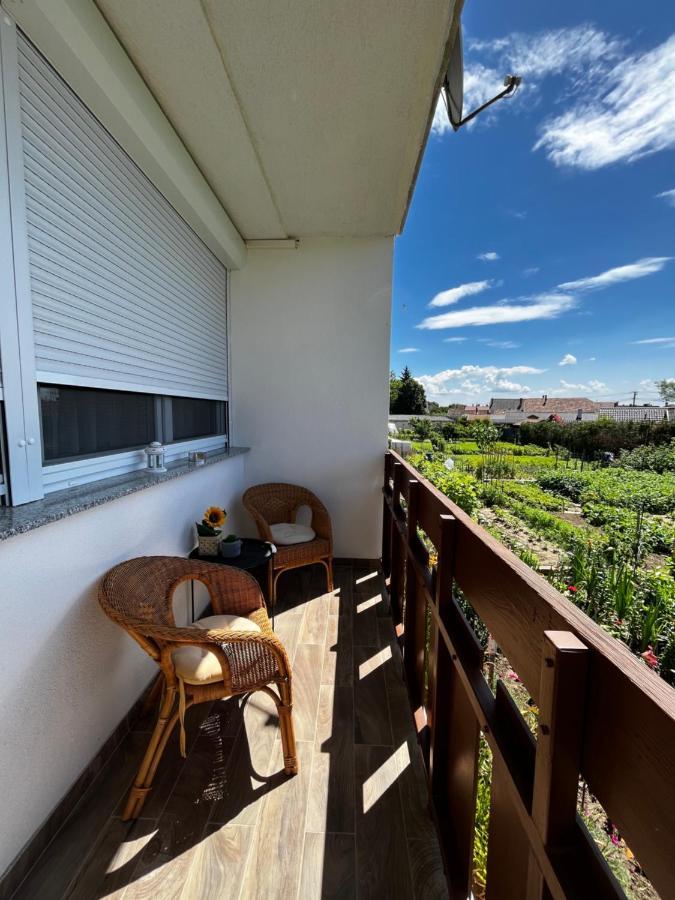 Modern Two Bedroom Flat With Balcony Ленти Екстериор снимка