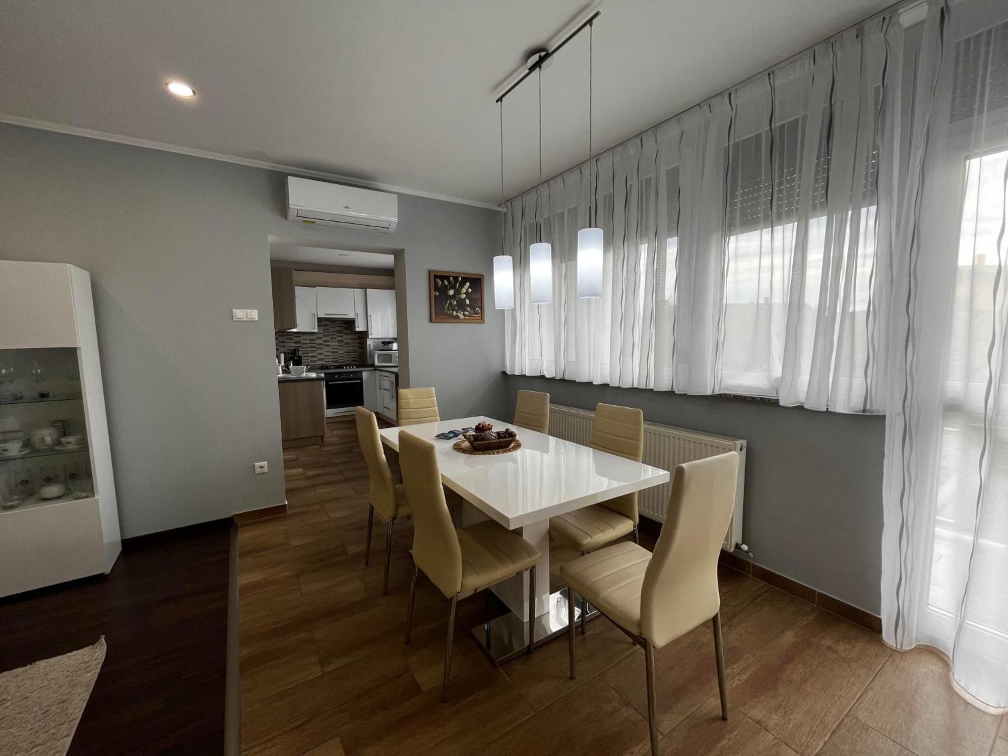 Modern Two Bedroom Flat With Balcony Ленти Екстериор снимка